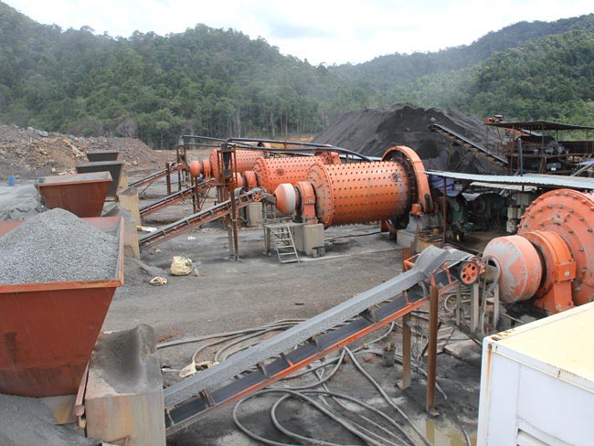 花崗巖選礦生產(chǎn)線——研磨現(xiàn)場