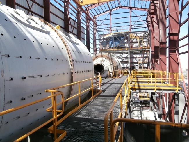 干式球磨機(jī)工作現(xiàn)場一角