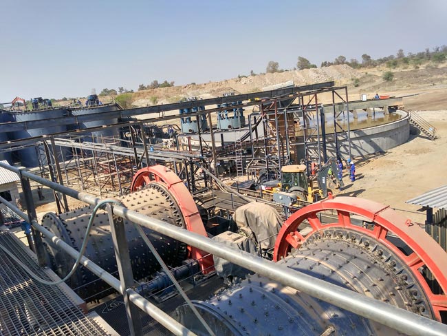 球磨機(jī)生產(chǎn)現(xiàn)場(chǎng)