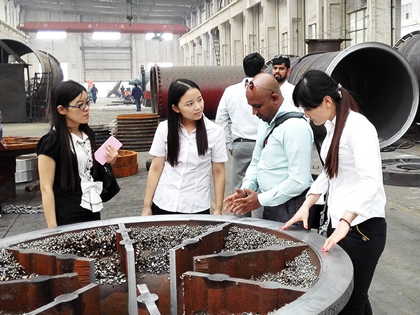 外商來球磨機(jī)廠家參觀