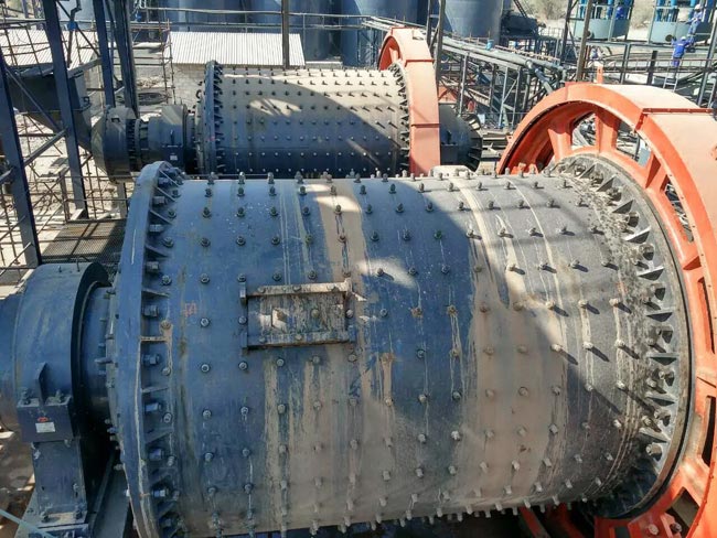 球磨機(jī)生產(chǎn)現(xiàn)場 球磨機(jī)生產(chǎn)現(xiàn)場