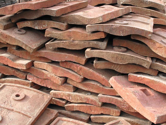 球磨機襯板根據(jù)其位置不同、形狀不同、材質不同，有不同的作用，適合不同的選礦條件