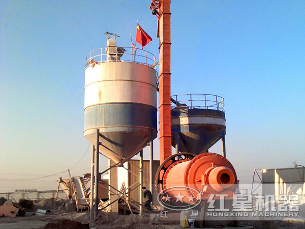 球磨機(jī)生產(chǎn)現(xiàn)場(chǎng) 球磨機(jī)生產(chǎn)現(xiàn)場(chǎng)