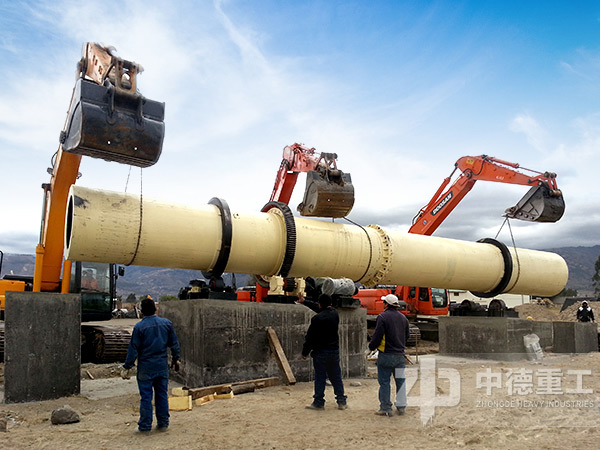 正在安裝的鉛鋅礦選礦球磨機