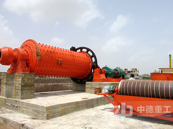 球磨機(jī)生產(chǎn)現(xiàn)場(chǎng)圖