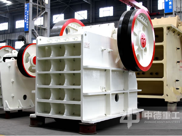 中德生產(chǎn)的大型顎式破碎機