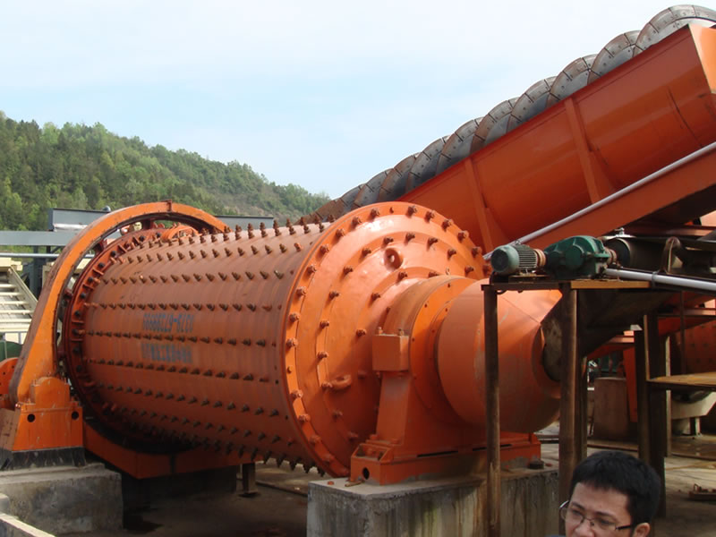 1545石灰球磨機(jī)生產(chǎn)加工中 1545石灰球磨機(jī)生產(chǎn)加工中