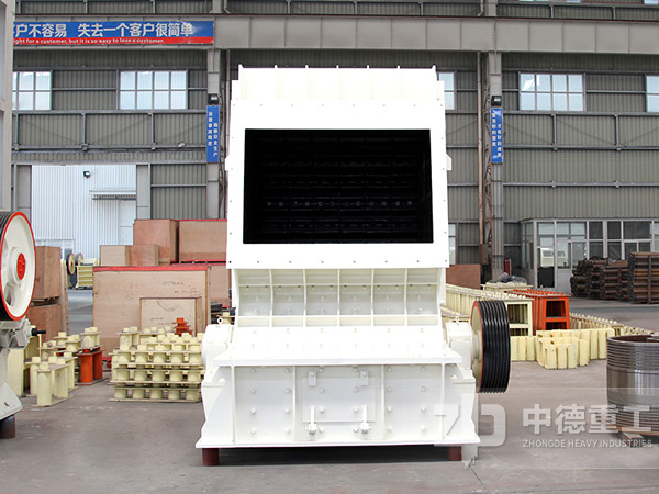 時(shí)產(chǎn)100噸反擊式破碎機(jī)正面照