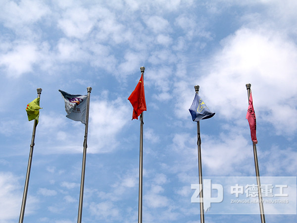 國(guó)旗、廠旗迎風(fēng)飛揚(yáng)