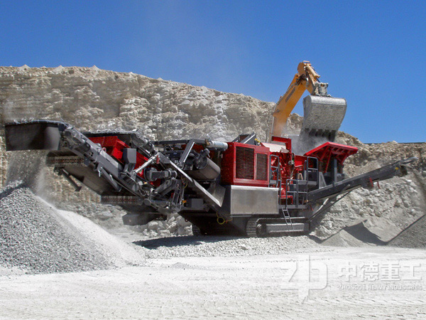見(jiàn)過(guò)這樣的碎石場(chǎng)嗎？這邊挖石頭，轉(zhuǎn)頭就破碎