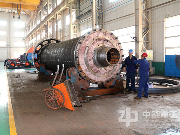 小型球磨機生產(chǎn)車間