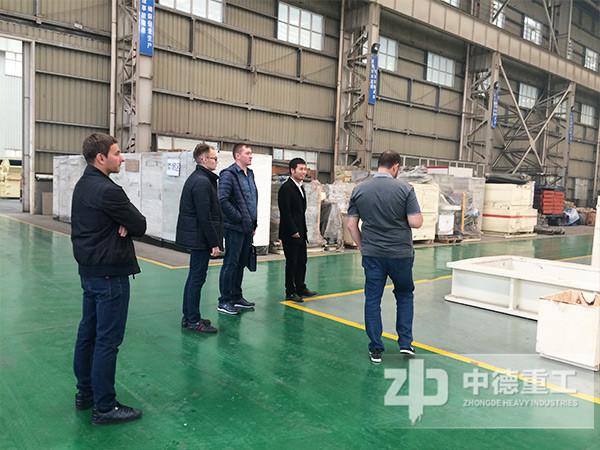 帶客戶參觀廠區(qū)車間