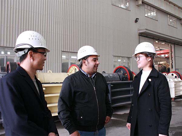 客戶(hù)在探訪廠區(qū)車(chē)間