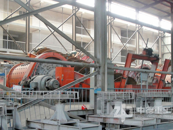 水泥廠正在研磨原料的水泥球磨機