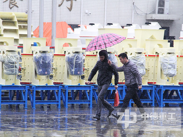 客戶參觀廠區(qū)的時候正好趕上下雨天 客戶參觀廠區(qū)的時候正好趕上下雨天