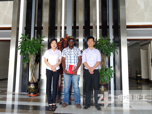 工作人員與客戶(hù)合影