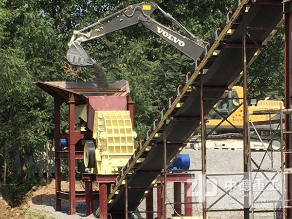 反擊式破碎機(jī)工作現(xiàn)場(chǎng)