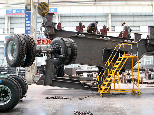 移動(dòng)細(xì)碎篩分設(shè)備加工車間