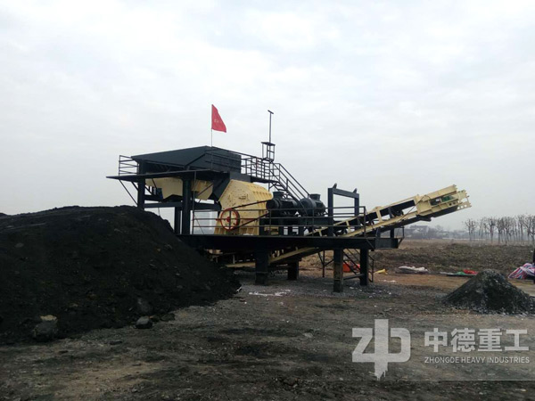 柴油式移動(dòng)煤炭破碎機(jī)野外作業(yè)現(xiàn)場