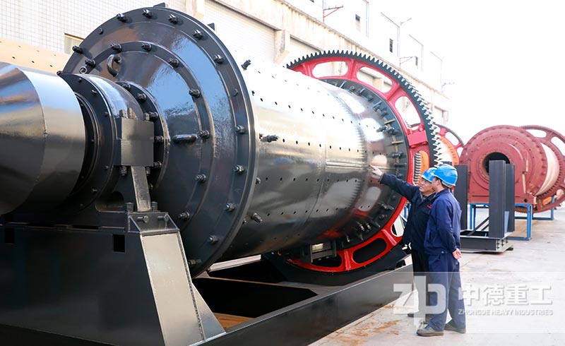 球磨機(jī)2.1/3.0展示，師傅們正在研究怎樣更好的改進(jìn)加工工藝