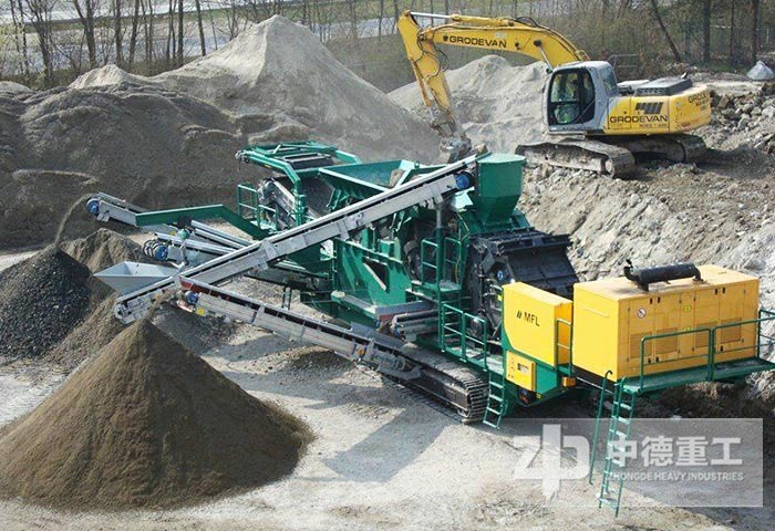移動式小型粉碎沙石機(jī)工作現(xiàn)場
