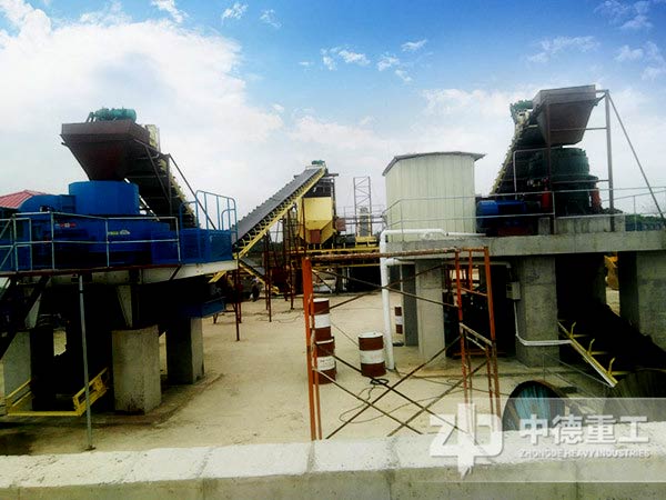 采用方案B的制砂現(xiàn)場——圓錐破碎機的技術(shù)含量非常高，堪稱自動化生產(chǎn)