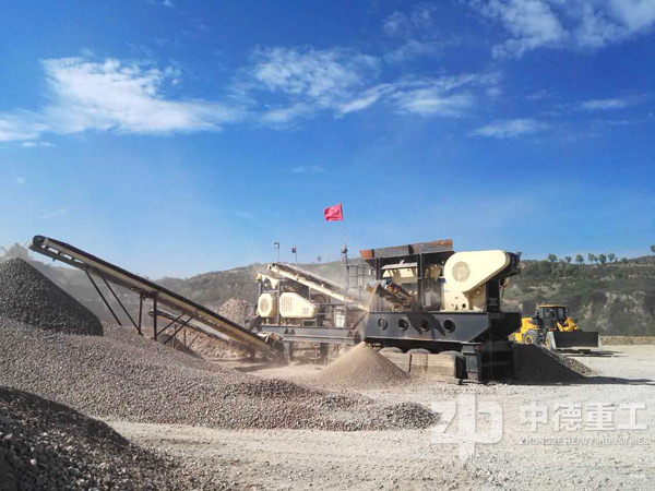 廣東時(shí)產(chǎn)400噸大型移動(dòng)碎石機(jī)生產(chǎn)加工現(xiàn)場