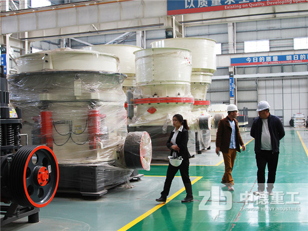 客戶(hù)來(lái)中德圓錐破碎機(jī)車(chē)間參觀