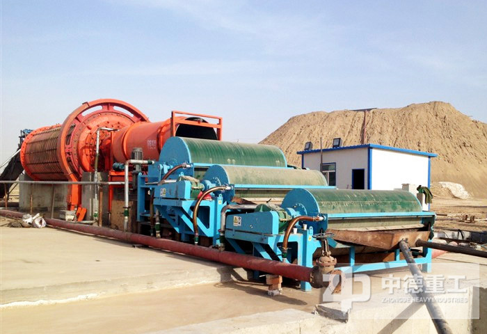 日產(chǎn)800噸等于時(shí)產(chǎn)40噸左右，選礦生產(chǎn)線生產(chǎn)現(xiàn)場(chǎng)