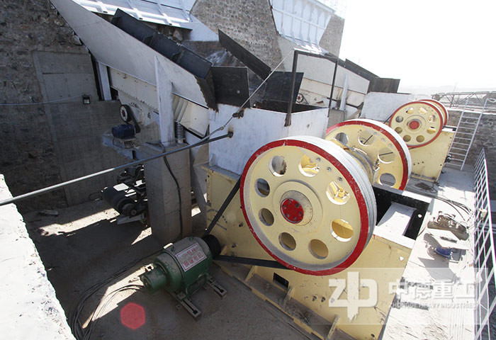 顎式破碎機現(xiàn)場