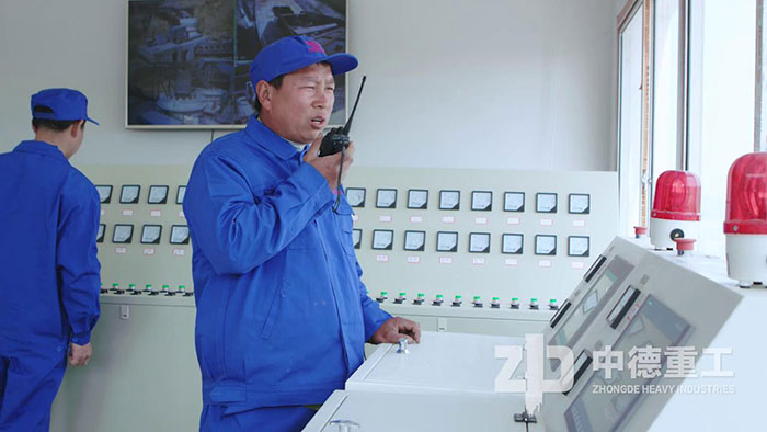 中德技術(shù)工程師正在客戶中央機(jī)房調(diào)試設(shè)備