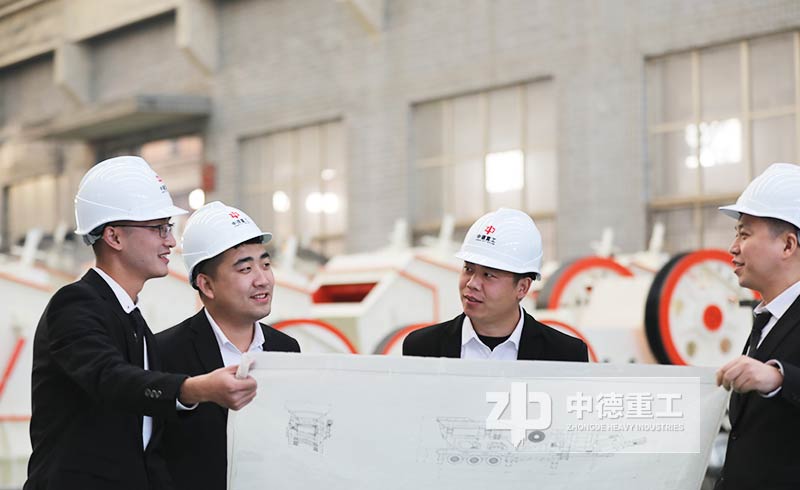 中德技術(shù)人員為客戶講解設(shè)備