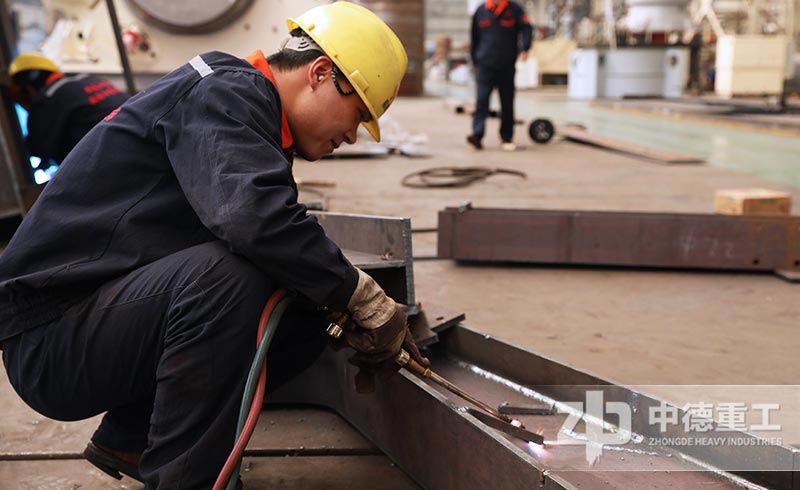 工人在用心制造設(shè)備